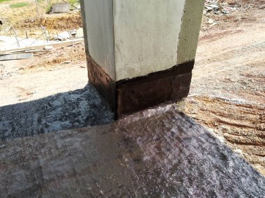 Kuala Lumpur, Malezya -25 Temmuz 2018: Beton levhaüzerine inşaat işçileri tarafından uygulanan su yalıtım membranı. Suyun beton levhanın altına girmesini önlemek için su yalıtım tabakası. 
