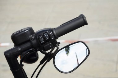 Kuala Lumpur, Malezya-25 Temmuz 2019: motosiklet ateşleme ve motor Kill düğmesi. Motosiklet kolu sağ tarafında yerleştirilmiş.  