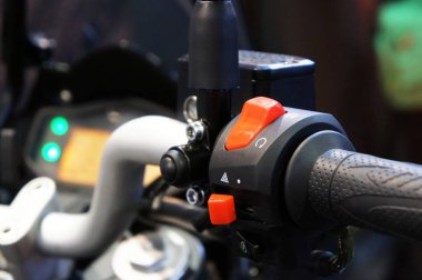 Kuala Lumpur, Malezya-25 Temmuz 2019: motosiklet ateşleme ve motor Kill düğmesi. Motosiklet kolu sağ tarafında yerleştirilmiş.  