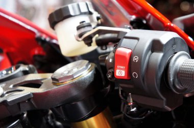 Kuala Lumpur, Malezya-25 Temmuz 2019: motosiklet ateşleme ve motor Kill düğmesi. Motosiklet kolu sağ tarafında yerleştirilmiş.  
