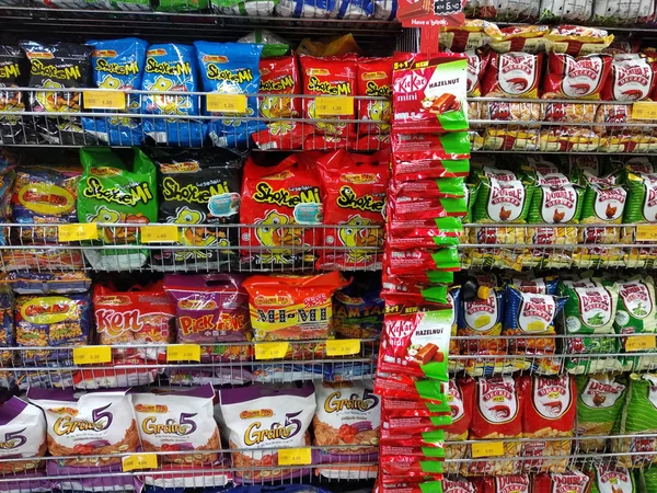 Kuala Lumpur Malezya Temmuz 2019 Paketli Çeşitli Önemsiz Gıdalar Raf — Stok fotoğraf