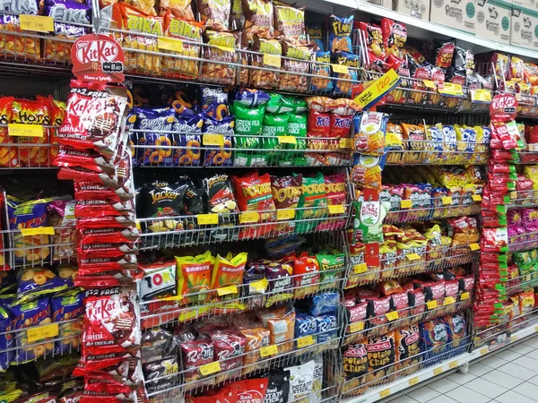 Kuala Lumpur Malaysia Juli 2019 Packade Diverse Skräpmat Snacks Rack — Stockfoto