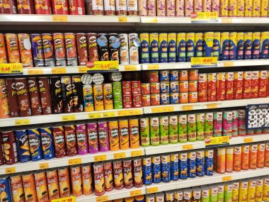 Kuala Lumpur, Malezya-28 Temmuz 2019: Paketli çeşitli önemsiz gıdalar ve raf ve süpermarket Satılık ekran aperatifler. Özellikle çocuklar için sağlıksız gıda. 