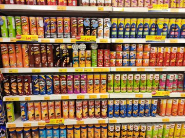 Kuala Lumpur, Malezya-28 Temmuz 2019: Paketli çeşitli önemsiz gıdalar ve raf ve süpermarket Satılık ekran aperatifler. Özellikle çocuklar için sağlıksız gıda. 