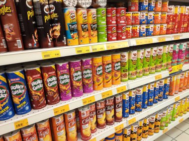 Kuala Lumpur, Malezya-28 Temmuz 2019: Paketli çeşitli önemsiz gıdalar ve raf ve süpermarket Satılık ekran aperatifler. Özellikle çocuklar için sağlıksız gıda. 