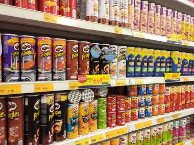Kuala Lumpur, Malezya-28 Temmuz 2019: Paketli çeşitli önemsiz gıdalar ve raf ve süpermarket Satılık ekran aperatifler. Özellikle çocuklar için sağlıksız gıda. 