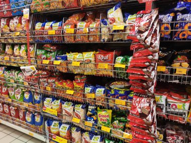 Kuala Lumpur, Malezya-28 Temmuz 2019: Paketli çeşitli önemsiz gıdalar ve raf ve süpermarket Satılık ekran aperatifler. Özellikle çocuklar için sağlıksız gıda. 