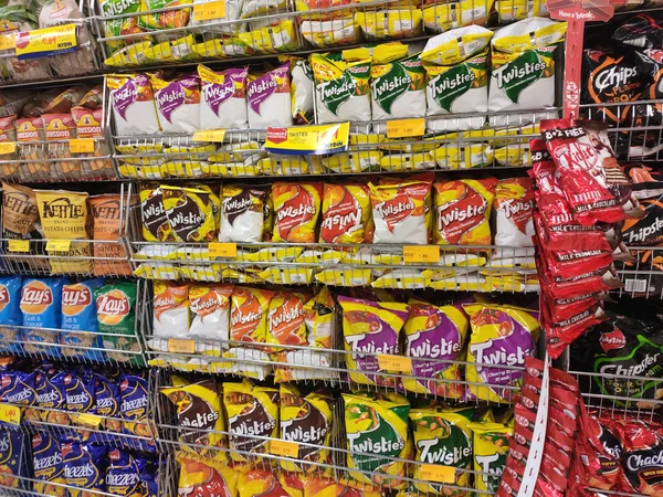 马来西亚吉隆坡 2019年7月28日 包装各种垃圾食品 货架上的零食 并在超市出售 不健康的食物 特别是为孩子 — 图库照片