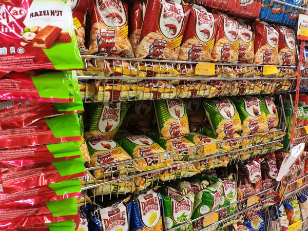 クアラルンプール マレーシア 2019年7月28日 ラックにその他のジャンクフード スナックを詰め込み スーパーマーケットで販売するディスプレイ 特に子供のための不健康な食べ物 — ストック写真