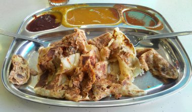Geleneksel Malezya Hint düz ekmek roti canai denir. Bu gözleme özel sipariş yapılır ve yumurta ve sardalya ile karıştırın. 