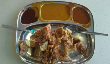 Geleneksel Malezya Hint düz ekmek roti canai denir. Bu gözleme özel sipariş yapılır ve yumurta ve sardalya ile karıştırın. 