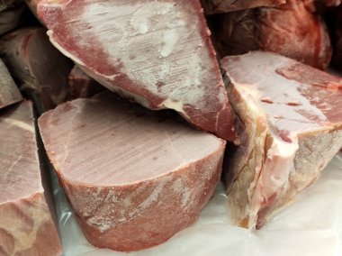 Dondurulmuş et küpleri ve dilimler kesilmiş ve masaya eritmek için izin verdi. Görüntü Satılık süpermarket. 