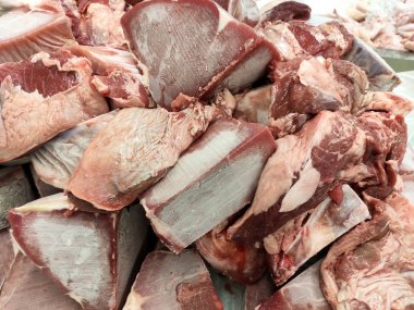 Dondurulmuş et küpleri ve dilimler kesilmiş ve masaya eritmek için izin verdi. Görüntü Satılık süpermarket. 