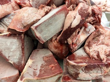 Dondurulmuş et küpleri ve dilimler kesilmiş ve masaya eritmek için izin verdi. Görüntü Satılık süpermarket. 