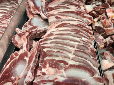 Dondurulmuş et küpleri ve dilimler kesilmiş ve masaya eritmek için izin verdi. Görüntü Satılık süpermarket. 