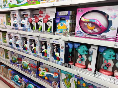 Kuala Lumpur, Malezya -22 Temmuz 2019: Çocuk oyuncakları asılır ve müşterilere sergilenir. İyi tasarım ambalajı. Türüne göre sıralanır ve bir fiyatla etiketlenir.