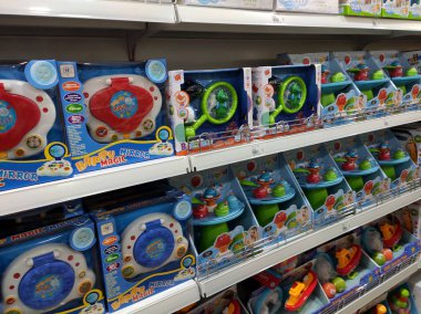 Kuala Lumpur, Malezya -22 Temmuz 2019: Çocuk oyuncakları asılır ve müşterilere sergilenir. İyi tasarım ambalajı. Türüne göre sıralanır ve bir fiyatla etiketlenir.