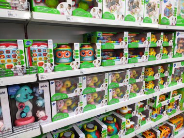 Kuala Lumpur, Malezya -22 Temmuz 2019: Çocuk oyuncakları asılır ve müşterilere sergilenir. İyi tasarım ambalajı. Türüne göre sıralanır ve bir fiyatla etiketlenir.