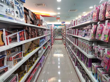 Kuala Lumpur, Malezya -22 Temmuz 2019: Çocuk oyuncakları asılır ve müşterilere sergilenir. İyi tasarım ambalajı. Türüne göre sıralanır ve bir fiyatla etiketlenir.