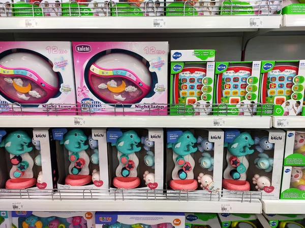 Kuala Lumpur, Malezya -22 Temmuz 2019: Çocuk oyuncakları asılır ve müşterilere sergilenir. İyi tasarım ambalajı. Türüne göre sıralanır ve bir fiyatla etiketlenir.