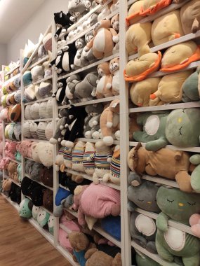 Kuala Lumpur, Malezya -27 Temmuz 2019: Seçici oyuncak ayılar ve diğer karakterler yumuşak oyuncaklar odaklı satışa raflarda görüntülendi. Türüne ve fiyatına göre sıralanmış.