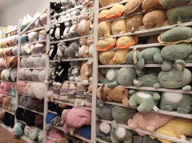 Kuala Lumpur, Malezya -27 Temmuz 2019: Seçici oyuncak ayılar ve diğer karakterler yumuşak oyuncaklar odaklı satışa raflarda görüntülendi. Türüne ve fiyatına göre sıralanmış.