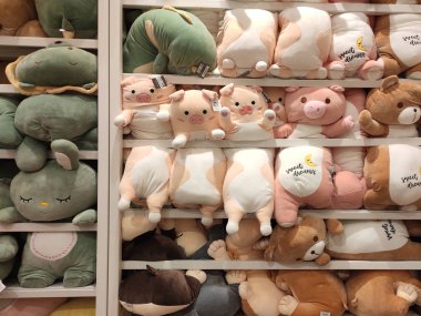 Kuala Lumpur, Malezya -27 Temmuz 2019: Seçici oyuncak ayılar ve diğer karakterler yumuşak oyuncaklar odaklı satışa raflarda görüntülendi. Türüne ve fiyatına göre sıralanmış.