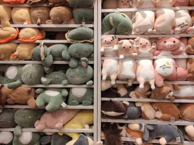 Kuala Lumpur, Malezya -27 Temmuz 2019: Seçici oyuncak ayılar ve diğer karakterler yumuşak oyuncaklar odaklı satışa raflarda görüntülendi. Türüne ve fiyatına göre sıralanmış.