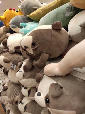 Kuala Lumpur, Malezya -27 Temmuz 2019: Seçici oyuncak ayılar ve diğer karakterler yumuşak oyuncaklar odaklı satışa raflarda görüntülendi. Türüne ve fiyatına göre sıralanmış.