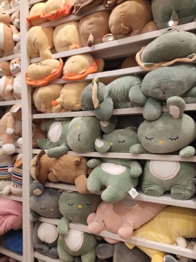 Kuala Lumpur, Malezya -27 Temmuz 2019: Seçici oyuncak ayılar ve diğer karakterler yumuşak oyuncaklar odaklı satışa raflarda görüntülendi. Türüne ve fiyatına göre sıralanmış.