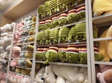 Kuala Lumpur, Malezya -27 Temmuz 2019: Seçici oyuncak ayılar ve diğer karakterler yumuşak oyuncaklar odaklı satışa raflarda görüntülendi. Türüne ve fiyatına göre sıralanmış.