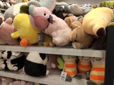 Kuala Lumpur, Malezya -27 Temmuz 2019: Seçici oyuncak ayılar ve diğer karakterler yumuşak oyuncaklar odaklı satışa raflarda görüntülendi. Türüne ve fiyatına göre sıralanmış.