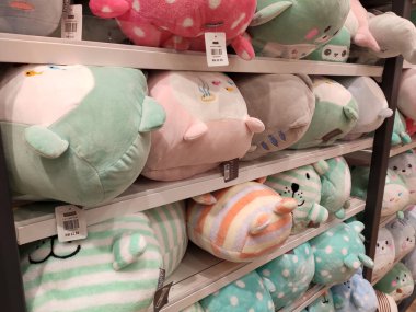 Kuala Lumpur, Malezya -27 Temmuz 2019: Seçici oyuncak ayılar ve diğer karakterler yumuşak oyuncaklar odaklı satışa raflarda görüntülendi. Türüne ve fiyatına göre sıralanmış.