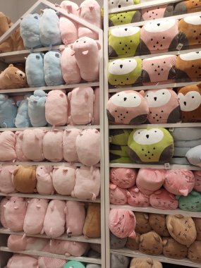 Kuala Lumpur, Malezya -27 Temmuz 2019: Seçici oyuncak ayılar ve diğer karakterler yumuşak oyuncaklar odaklı satışa raflarda görüntülendi. Türüne ve fiyatına göre sıralanmış.