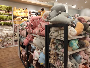 Kuala Lumpur, Malezya -27 Temmuz 2019: Seçici oyuncak ayılar ve diğer karakterler yumuşak oyuncaklar odaklı satışa raflarda görüntülendi. Türüne ve fiyatına göre sıralanmış.