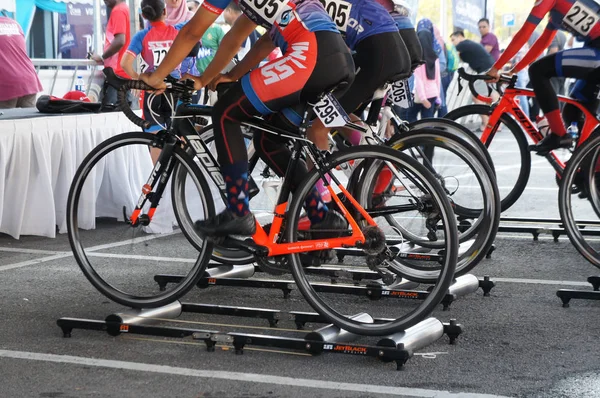 Kuala Lumpur Malaisie Avril 2015 Les Cyclistes Utilisent Entraîneur Rouleaux — Photo