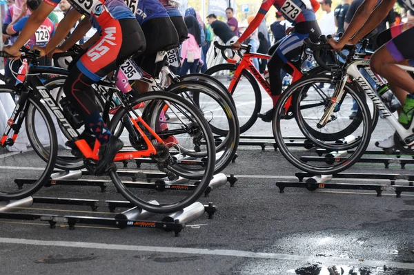 Kuala Lumpur Malaysia April 2015 Велогонщики Пользуются Тренером Велоспорту Перед — стоковое фото