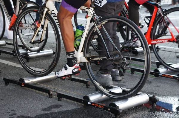 Kuala Lumpur Malaysia April 2015 Велогонщики Пользуются Тренером Велоспорту Перед — стоковое фото