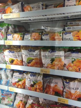 Kuala Lumpur, Malezya -30 Temmuz 2019: Süpermarketteki büyük soğutucunun içinde rafta sergilenen dondurulmuş yiyecekler. Müşterinin seçmesini kolaylaştırmak için marka tarafından görüntülenen ve düzenlenen. 
