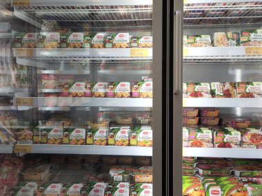 Kuala Lumpur, Malezya -30 Temmuz 2019: Süpermarketteki büyük soğutucunun içinde rafta sergilenen dondurulmuş yiyecekler. Müşterinin seçmesini kolaylaştırmak için marka tarafından görüntülenen ve düzenlenen. 