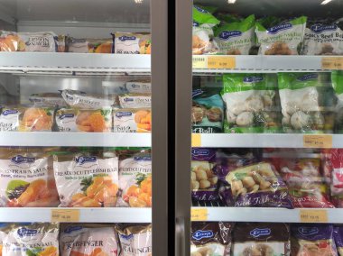 Kuala Lumpur, Malezya -30 Temmuz 2019: Süpermarketteki büyük soğutucunun içinde rafta sergilenen dondurulmuş yiyecekler. Müşterinin seçmesini kolaylaştırmak için marka tarafından görüntülenen ve düzenlenen. 