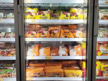 Kuala Lumpur, Malezya -30 Temmuz 2019: Süpermarketteki büyük soğutucunun içinde rafta sergilenen dondurulmuş yiyecekler. Müşterinin seçmesini kolaylaştırmak için marka tarafından görüntülenen ve düzenlenen. 