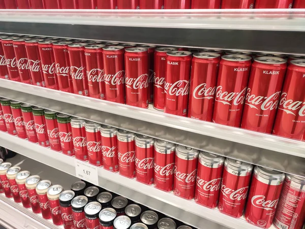 Kuala Lumpur Malaysia July 2018 Refrigerantes Latas São Exibidos Uma — Fotografia de Stock