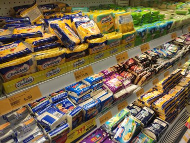 Kuala Lumpur, Malezya -6 Ağustos 2019: Süpermarket rafında satışa sunulan paketlenmiş peynir dilimlerinin çeşitliliği. Müşterinin seçim yapabilmesi için markaya göre sıralanmış. 