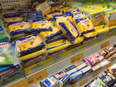 Kuala Lumpur, Malezya -6 Ağustos 2019: Süpermarket rafında satışa sunulan paketlenmiş peynir dilimlerinin çeşitliliği. Müşterinin seçim yapabilmesi için markaya göre sıralanmış. 