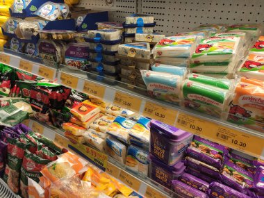 Kuala Lumpur, Malezya -6 Ağustos 2019: Süpermarket rafında satışa sunulan paketlenmiş peynir dilimlerinin çeşitliliği. Müşterinin seçim yapabilmesi için markaya göre sıralanmış. 