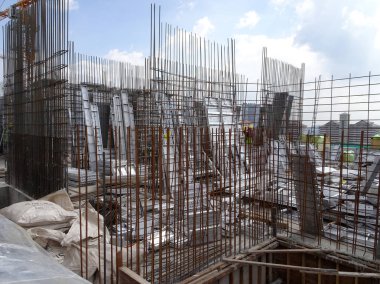 Kuala Lumpur, Malezya -05 Mart 2017: Betonarme yapının bir parçası olarak çelik takviyesi. Beton dökmeden önce küçük tel kullanılarak birbirine bağlanır.   