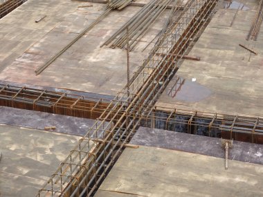 Kuala Lumpur, Malezya -05 Mart 2017: Betonarme yapının bir parçası olarak çelik takviyesi. Beton dökmeden önce küçük tel kullanılarak birbirine bağlanır.   