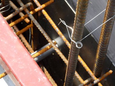 Kuala Lumpur, Malezya -05 Mart 2017: Betonarme yapının bir parçası olarak çelik takviyesi. Beton dökmeden önce küçük tel kullanılarak birbirine bağlanır.   