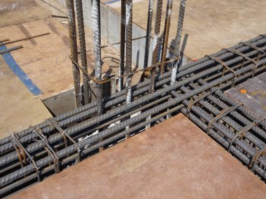 Kuala Lumpur, Malezya -05 Mart 2017: Betonarme yapının bir parçası olarak çelik takviyesi. Beton dökmeden önce küçük tel kullanılarak birbirine bağlanır.   